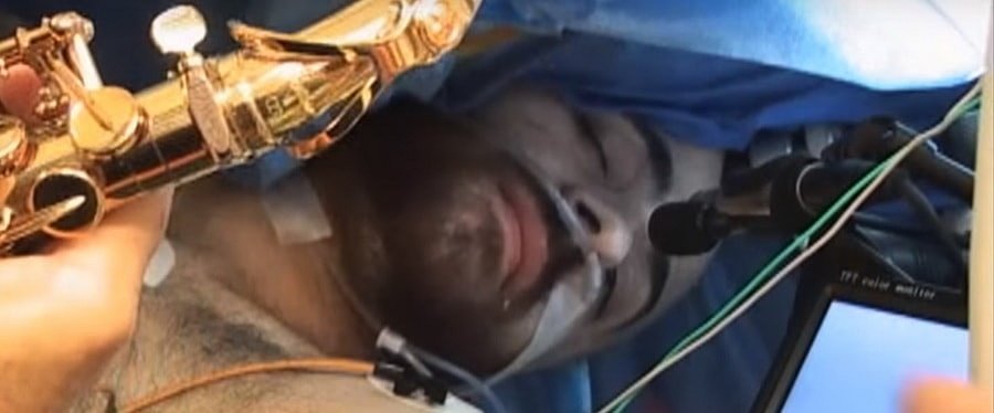 Музыкант сыграл на саксофоне во время операции